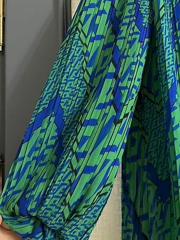 bts canta: Yaşıl və mavi rənglərdə həndəsi naxışlı, uzunqol büzməli qadın bluzu — 2