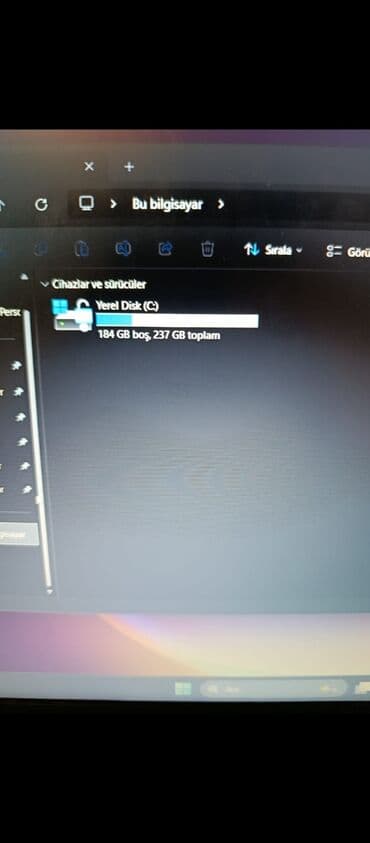 Masaüstü kompüterlər və iş stansiyaları: HP noutbuk alt tarafında küçük bir çatlak vardır ama hiç bir — 11