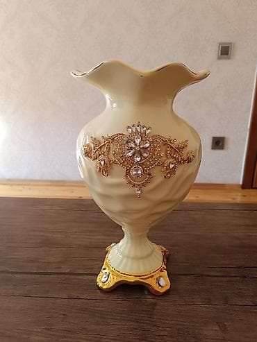 ev gülü: Bir vaza, Keramika — 1