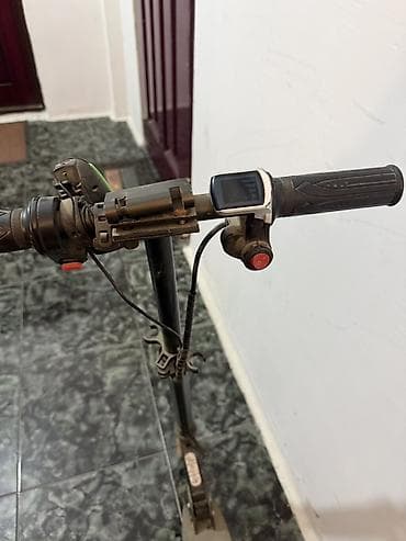 Elektrikli skuter. Qara rəngli, yığcam və şəhərdaxili istifadə üçün — 3