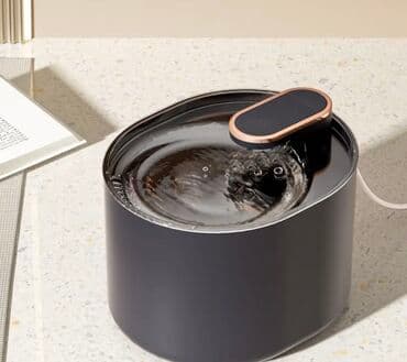 Daxili su nasosu olan bu qara rəngli su fəvvarəsi heyvanlar üçün