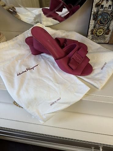 Salvatore Ferragamo qadın sandaleti - Model: Vara motivli açıq