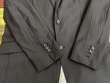 is formasi: Tünd göy rəngdə, incə zolaqlı kişi pencəyi. Xüsusiyyətlər: - Klassik — 5