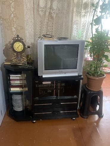 rəf satışı: Şüşələrində catı və olmuyanı var televizorsuz 10 manat televizorla — 2