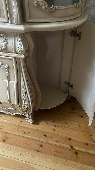 tək qorka: Klassik üslubda vitrin-bufet - Rəng: krem/bej, qızılı relyef — 5