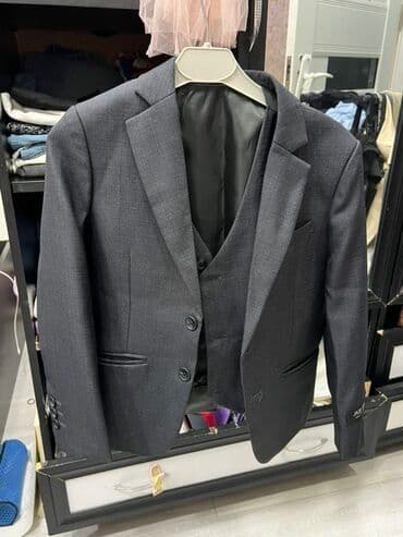 kişi ucun klassik qara kostyum: Kostyum oğlan üçün.7-8 yaş üçün.Razmer 26.
(1 dəfə iştənib) — 2