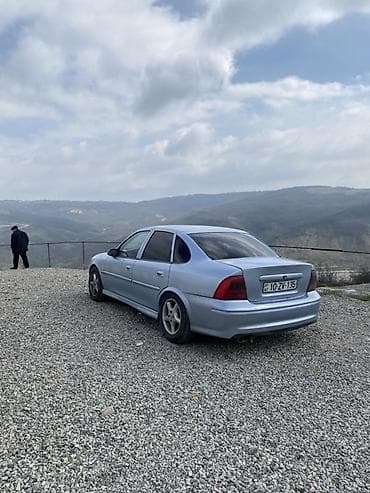 Opel Vectra B sedan - Kuzov: 4 qapılı sedan, açıq göy rəng -