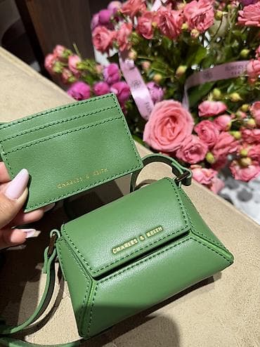 Yaşıl mini çanta💚 Charles&Keith markasına aiddir içində kartlığıda
