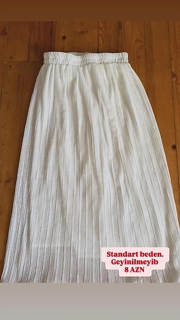 Ağ rəngli, xətli/plisse fakturalı ətək. Elastik rezinli bel hissəsi