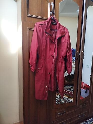 Головные уборы: Qadınlar üçün nəzərdə tutulmuş qırmızı rəngli plaş. Yüngül materialdan — 1