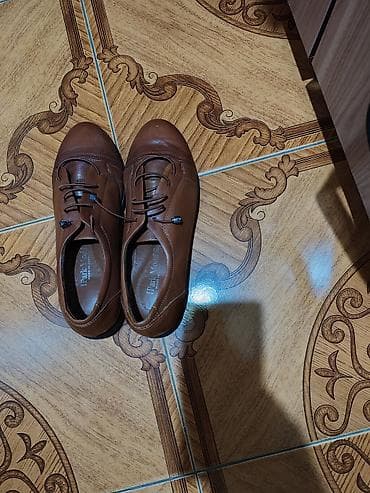 Ayaqqabılar: Qadın ayaqqabıları – 2 cüt 1) Qara dəri bağlamalı ayaqqabı - — 4