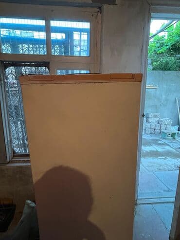 Qabyuyan maşınlar: Ağ rəngdə təkqapılı soyuducu. Bu kompakt ölçülü soyuducu mətbəx, ofis — 4