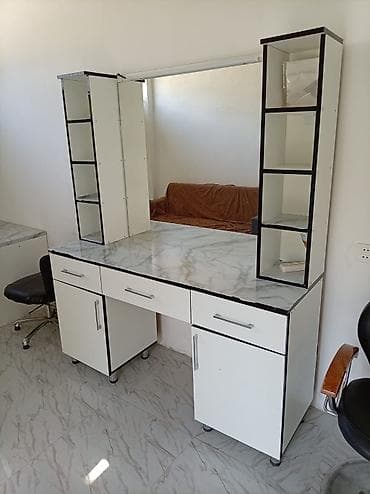 kamp stolu: Salon üçün vizaj/saç ustası masası və güzgü dəsti - Geniş iş səthi — 1