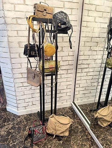 Aksesuarlar üçün vitrinlər: Metal çanta və aksesuar stendi Salam, 5-10 azn arasi cantalar — 1