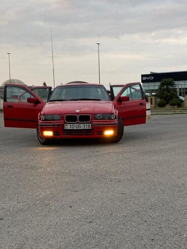 фольксваген пассат 1 8 турбо: Qırmızı rəngli sedan avtomobil Xüsusiyyətlər: - Korpus: 4 qapılı — 2