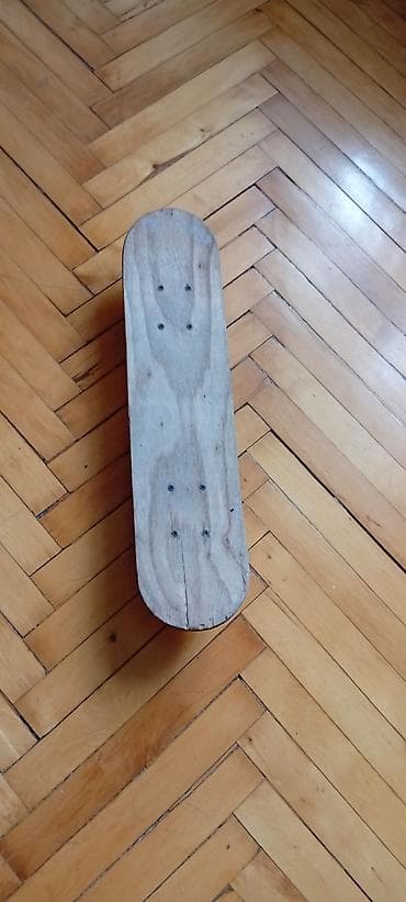 Maskalar, eynəklər: Skateboard – taxta gövdə, iki tərəfi yüngül qabarıq forma. - Gövdə — 2