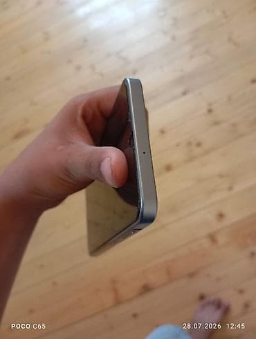 not 40 pro: Smartfon – boz/gümüş tonlu, düz kənarlı korpuslu model - Arxa panel — 4