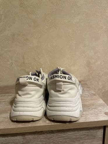 kişilər ucun qacış krossovkaları: • Brend: New Balance (ikili “N” loqolu) • Model tipi — 8