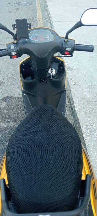 купить мопед в кредит: === PART 1: TEXTUAL DESCRIPTION === Sarı rəngli, müasir dizaynlı — 2