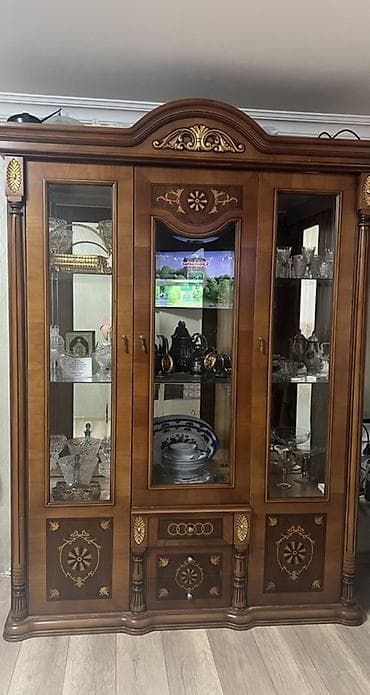 Klassik üslubda vitrin-bufet - Material: ağac (yüksək keyfiyyətli