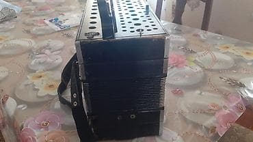 elektron gitara yolana: Sədəf naxışlı qarmon satılır. Korpus qara laklıdır, üzərində sədəf — 3