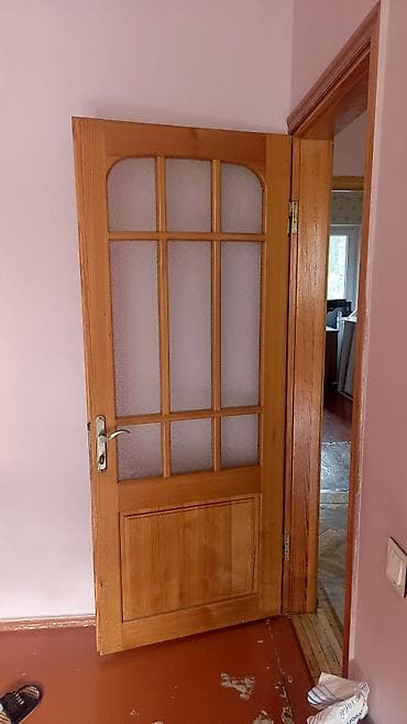 Təbii ağacdan hazırlanmış keyfiyyətli daxili qapıdır. Şüşəli dizayn