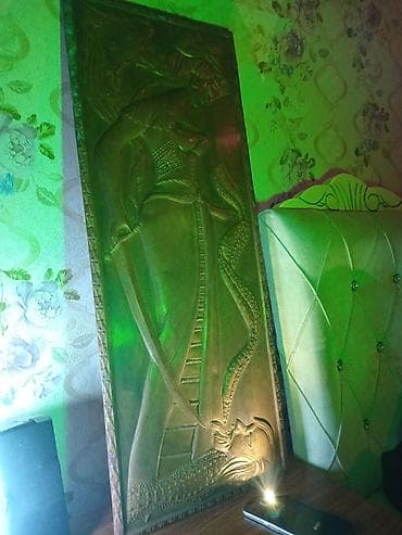 Tavan: Antik üslubda bürünc divar dekoru – atlı döyüşçü Elan mətni — 1