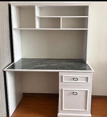 ref: Düz masa, Stulsuz, Polkalı, Siyirməli, Sadə laminat — 1