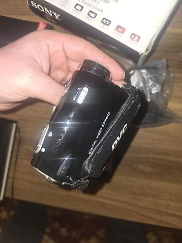 sony z ekran: Rəqəmsal videokamera – V8 (qutu üzərində “Sony” işarəsi) — 5