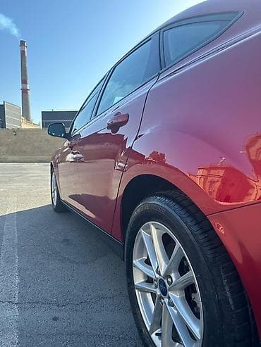 şuşa ramana: Ford Focus sedan, qırmızı rəng. - Kuzov: 4 qapılı sedan, aerodinamik — 7