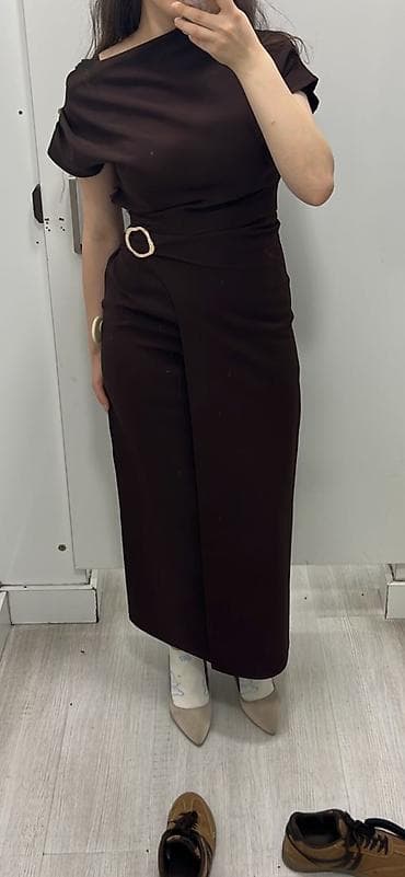 libaslar: Zərif qadın paltarı – tünd qəhvəyi rəngdə, minimalistik dizayn. - — 1