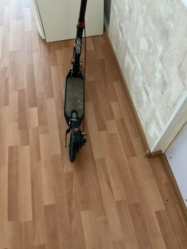 спорт товары баку: Qara rəngli, təkərli skuter. Bu skuter, yığcam dizaynı sayəsində — 2