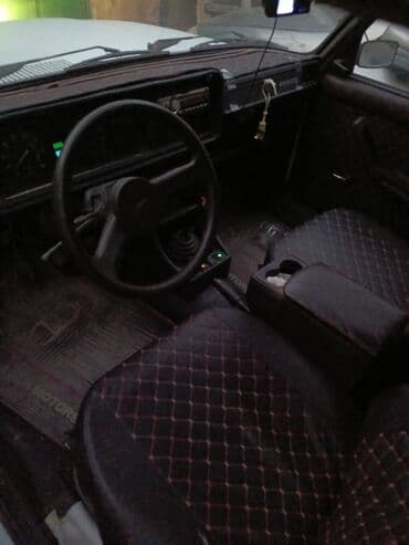 ваза стеклянная прозрачная высокая без узора: ВАЗ (ЛАДА) 2107: 1.6 л | 1993 г. Седан — 3