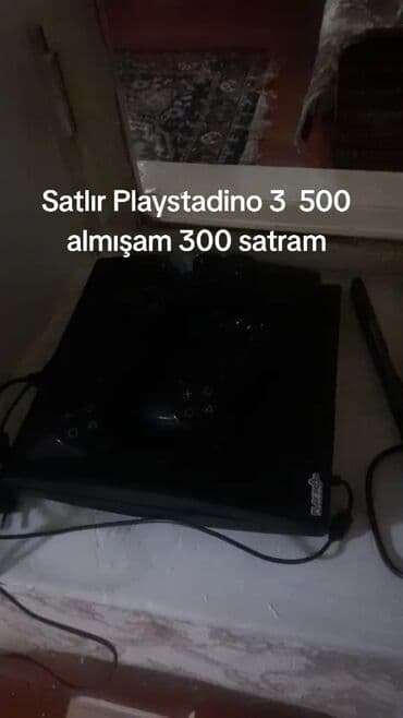 PlayStation 3 oyun konsolu satılır. Şəkildə konsol, ən azı iki ədəd