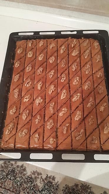 Şirniyyat məhsulları: Əsl Azərbaycan paxlavası – evdə çəkilmiş xəmir və bol qoz içi ilə bu — 1