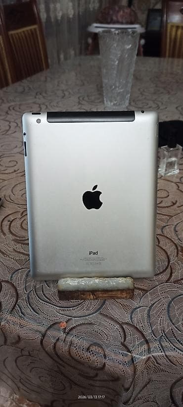 ipad 8: Apple iPad və Samsung Galaxy Tab planşetləri 1) Apple iPad (ağ ön — 2