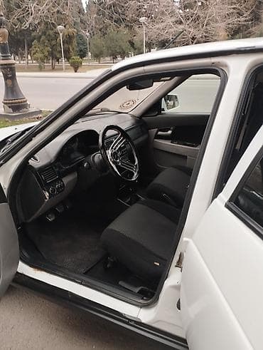 kia az: Ağ rəngli sedan avtomobil - Kuzov: 4 qapılı sedan, arxa hissədə — 10