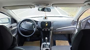 ucuz kask: Hyundai Sonata sedan – ağ rəng, 77-NG-917 nömrə nişanı. Geniş və rahat — 4