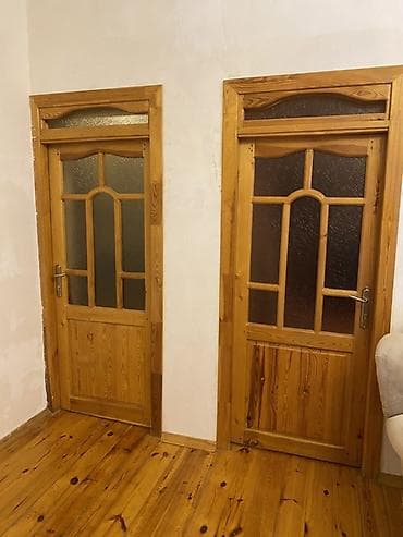 şef qaplarl: Təbii ağacdan hazırlanmış otaq qapıları. Şəkillərdə 2 ədəd eyni — 2