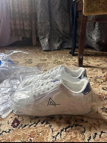 sort: Ağ rəngli gündəlik idman ayaqqabısı - Minimalist dizayn, yan hissədə — 1