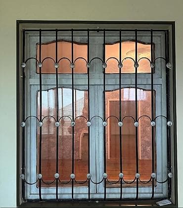 pencere dekor: Pəncərələr üçün müxtəlif dizaynlarda dəmir barmaqlıqlar. Bu — 4
