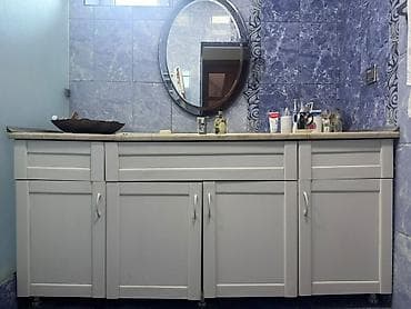 hamam ucun rəf: Banyon üçün geniş tutumlu dolab və mərmərüstü stol - Rəng: açıq krem — 2