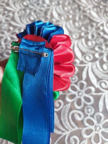 шелкография на ткани: Məktəbli bantik yaxa nişanı.əl işi seliqelyle yıgılıb — 3