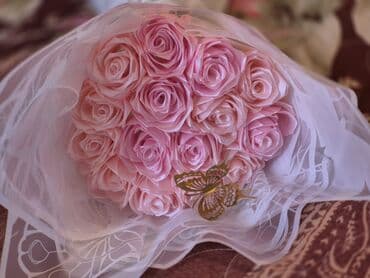 15 yas tortlari: Saten lentlərdən hazırlanmış, qızılı kəpənəklərlə bəzədilmiş gül — 2