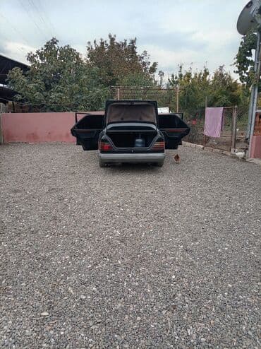 фольксваген седан: Mercedes-Benz sedan – W124 seriyası (qara/gümüş iki rəngli kuzov) — 1