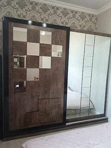 Mebel: sürgülü qapılı geyim dolabı - Dizayn: bir tərəfi tam güzgülü