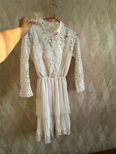 nişan donları 2022: Ağ rəngli, dizə yaxın uzunluqda zərif krujeva paltar. - Üst hissə tam — 1