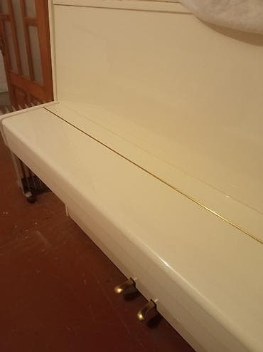 pianolar: Ağ rəngli akustik piano – klassik upright model - Korpus: parlaq ağ — 2
