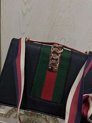 oz ad gunu sekilleri: Qadın çiyin çantası - Rəng: qara korpus, ön paneldə yaşıl-qırmızı — 2