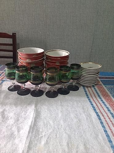 stekan bezekleri: Süfrə dəsti – boşqablar, kasalar və stəkanlar Tərkib: - 10 ədəd yaşıl — 1